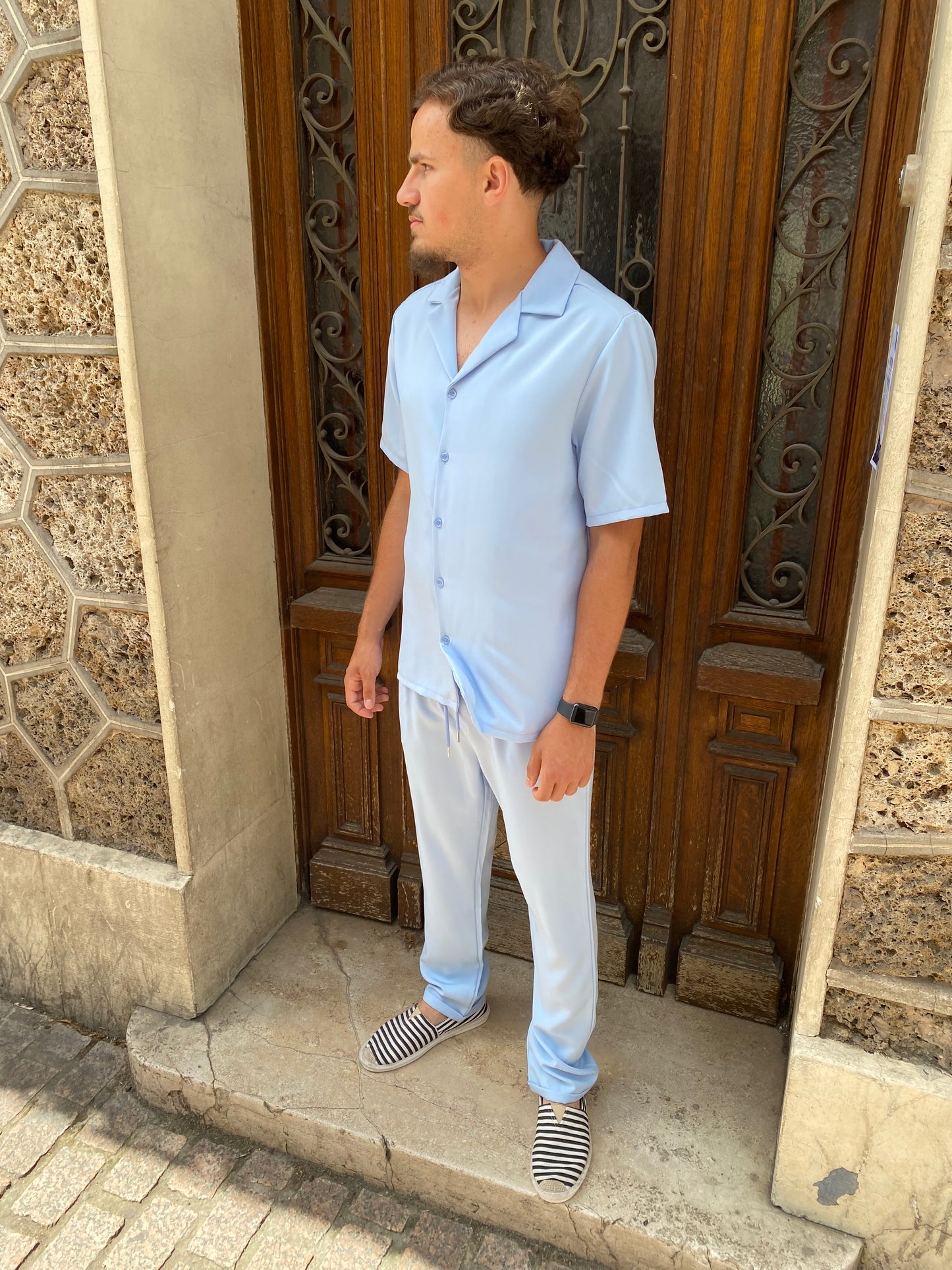 Ensemble bleu clair